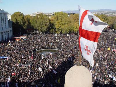 růžová revoluce, demonstrace před radnicí v Tbilisi - Zdroj: Wikipedia